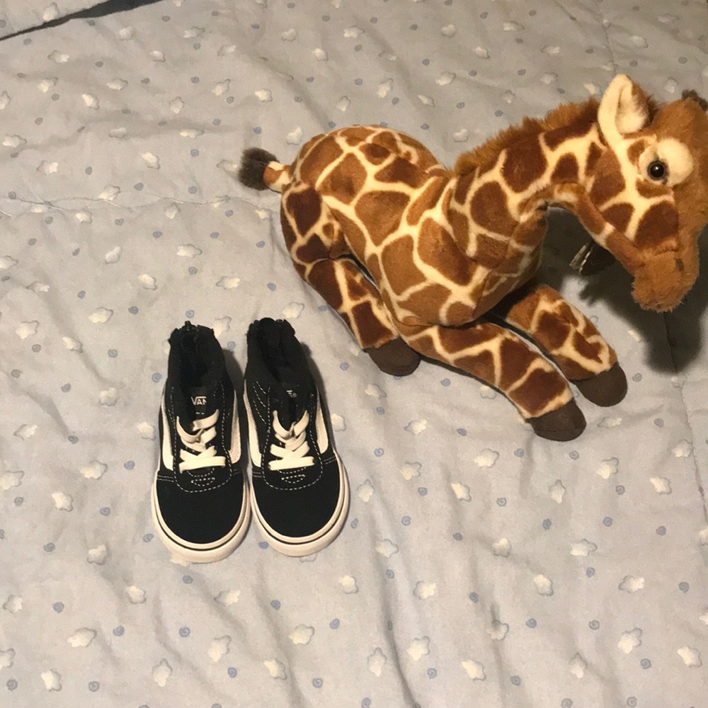 Toddler van zip up sneakers !